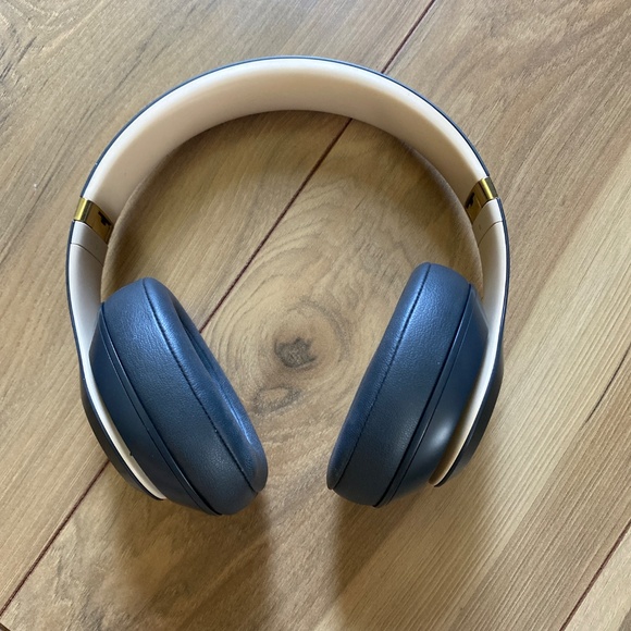 Beats by Dre Over-Ear Headphones - Black and Gold - Picture 6 of 16